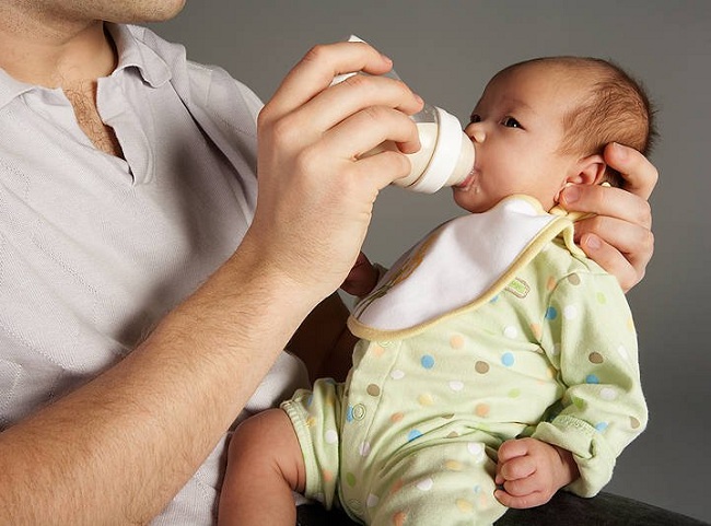 Các loại bình sữa cho trẻ sơ sinh nên dùng cho em bé mới chào đời (1)