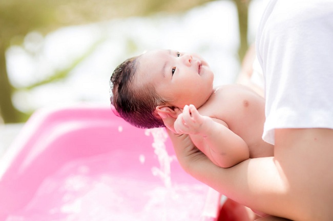 Cách phòng và trị rôm sảy cho trẻ sơ sinh trong mùa hè (2)