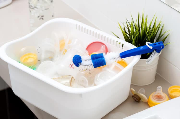 Cách vệ sinh bình sữa cho bé đúng cách đảm bảo khử trùng tuyệt đối (1)