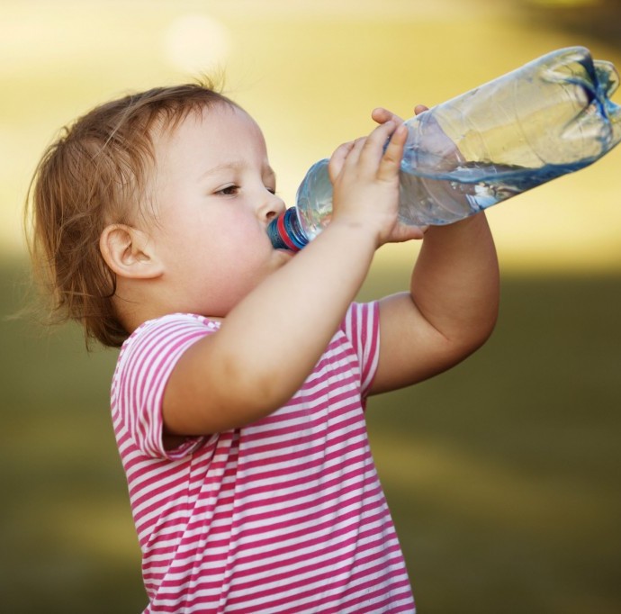 Cho bé uống nước như nào là đủ?
