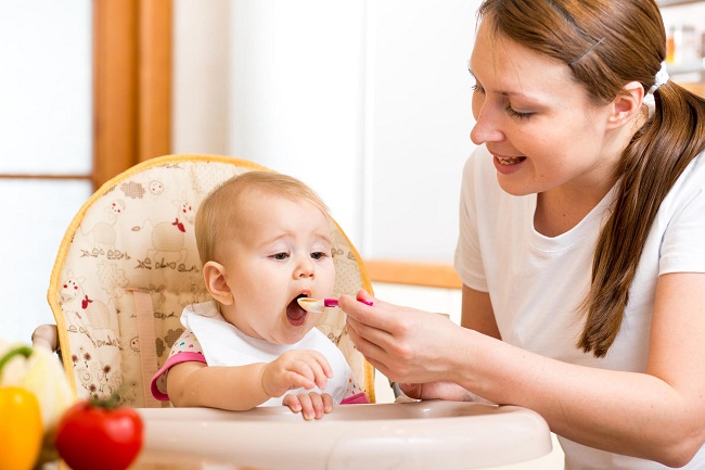 Có nên cho bé ăn dặm sớm? Những dấu hiệu bé đã sẵn sàng ăn dặm (1)