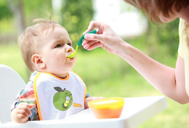 Có nên cho bé ăn dặm sớm? Những dấu hiệu bé đã sẵn sàng ăn dặm (2)