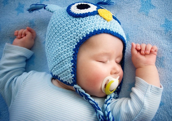 Có nên cho trẻ sơ sinh ngậm núm giả vì bé gắt ngủ, mút tay? (1)