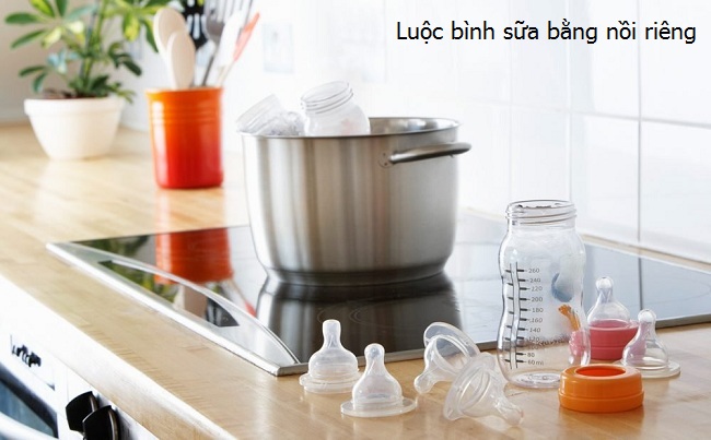 Hướng dẫn cách luộc bình sữa mới mua cho bé (1)