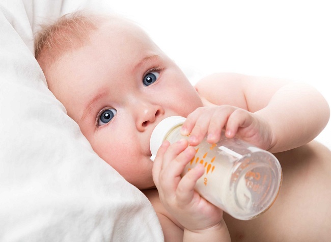 Nên mua bình sữa nào cho trẻ sơ sinh giống ti mẹ nhất?
