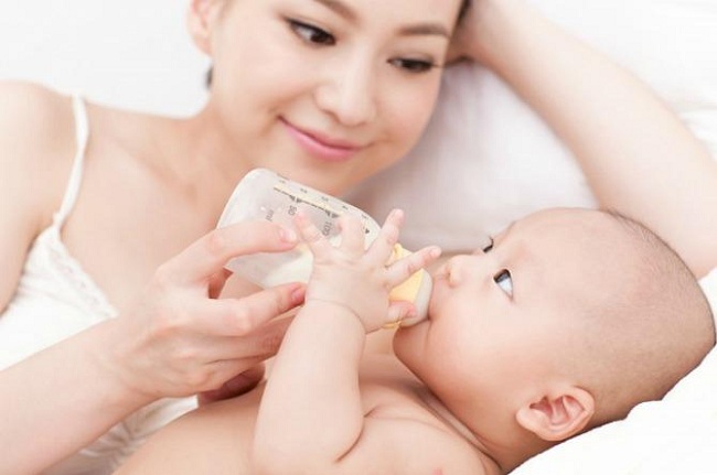 Nên mua bình sữa loại nào cho trẻ sơ sinh vừa tốt vừa dễ bú? (1)