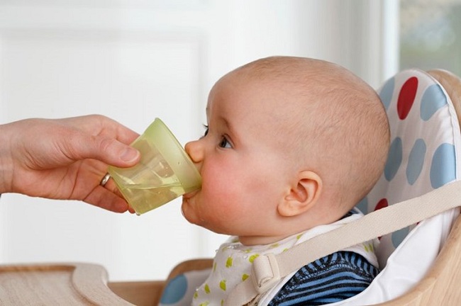 Tại sao không nên cho trẻ dưới 6 tháng tuổi uống nước? (1)