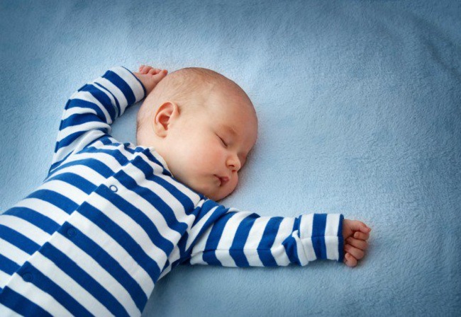 Trẻ bị đổ mồ hôi đầu nhiều khi ngủ có sao không?