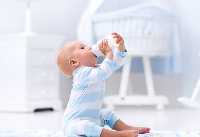 Trẻ sơ sinh nên dùng bình sữa loại nào dễ bú và an toàn?